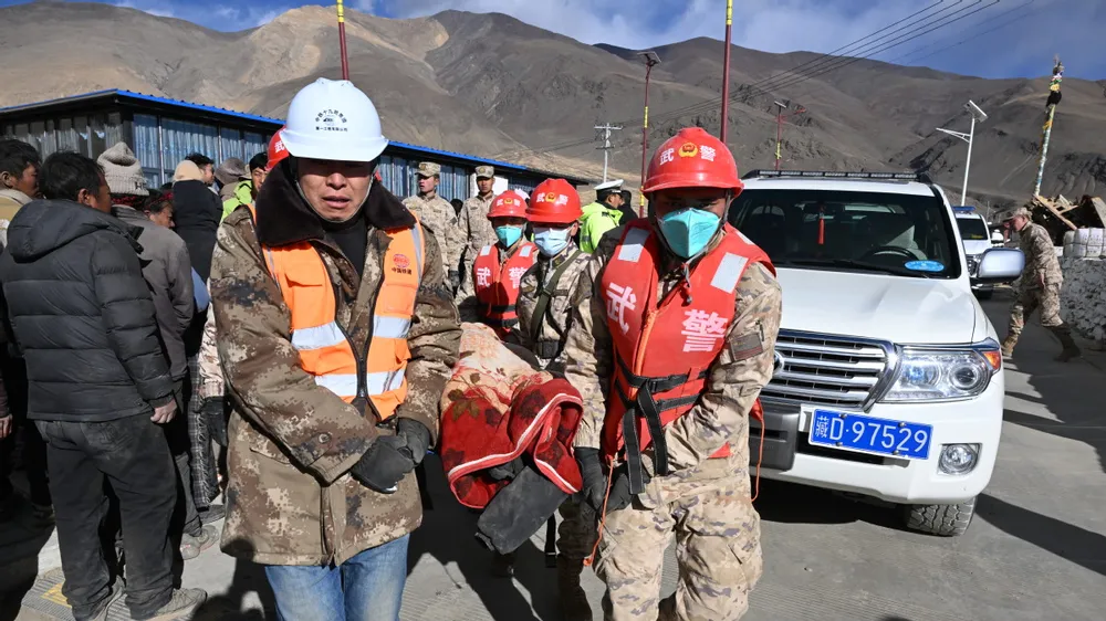 Cứu hộ nạn nhân trong trận động đất ở Khu tự trị Tây Tạng. Ảnh: CHINA DAILY