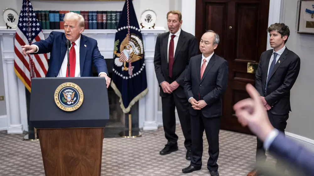 Tổng thống Donald Trump làm việc tại Nhà Trắng. Ảnh: WASHINGTON POST 
