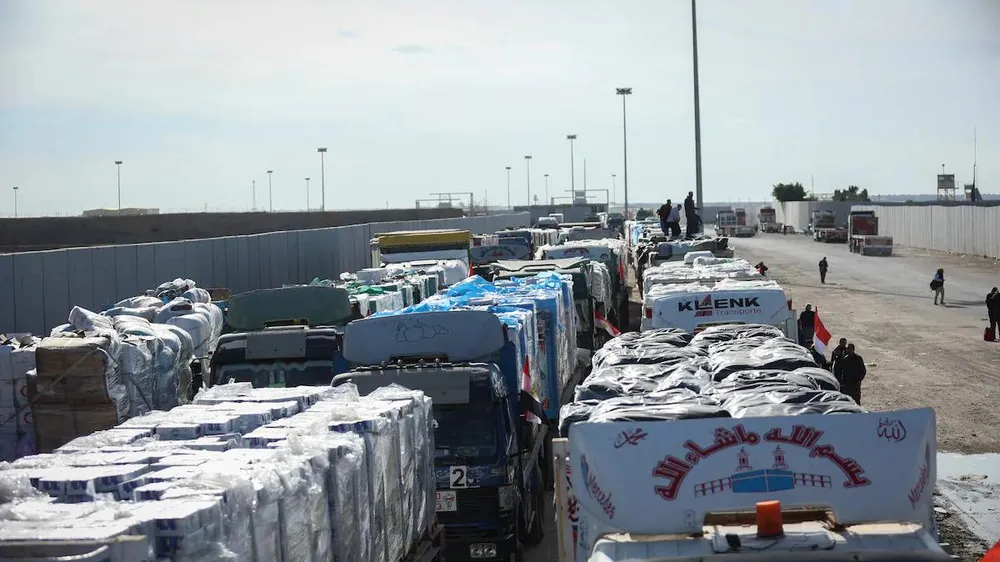Xe chở hàng viện trợ vào Dải Gaza. Ảnh: WASHINGTON POST 