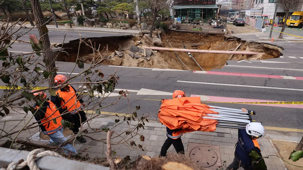 Hố sụt ở Seoul. Ảnh: YONHAP 