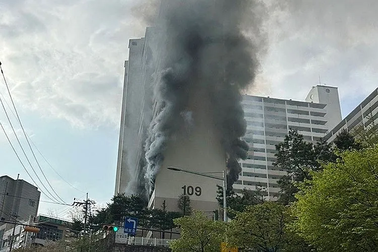Vụ cháy chung cư 21 tầng ở thủ đô Seoul của Hàn Quốc. Ảnh: YONHAP 