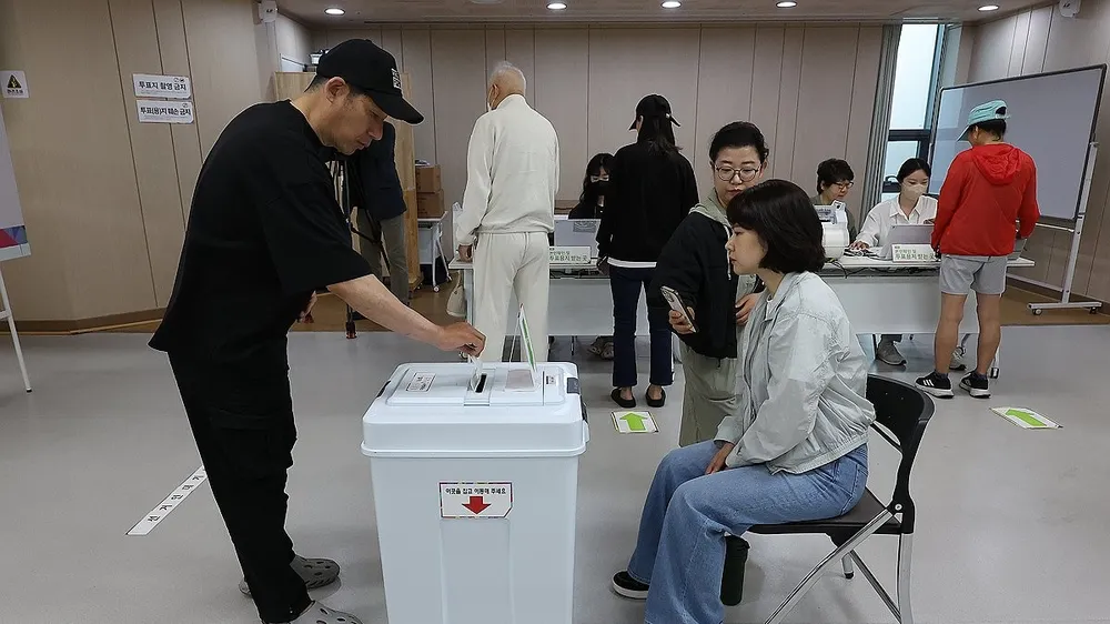 Cử tri Hàn Quốc bỏ phiếu bầu Tổng thống mới tại Seoul. Ảnh: YONHAP 