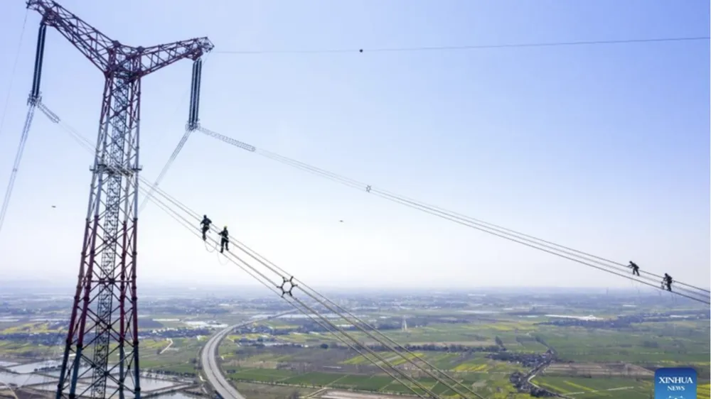 Đường dây truyền tải điện 800 KV ở khu vực sông Dương Tử ở Trì Châu, tỉnh An Huy, miền Đông Trung Quốc. Ảnh: XINHUA