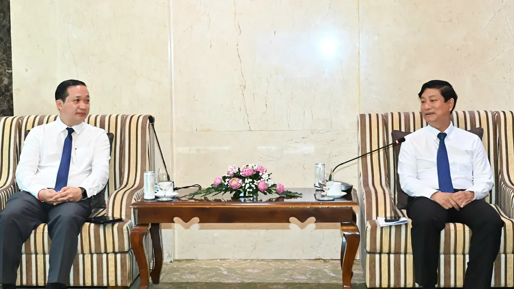 Đồng chí Võ Văn Minh, Phó Bí thư Thành ủy TPHCM, Chủ tịch HĐND TPHCM, tiếp đoàn đại biểu Tạp chí Alunmay (Lào) do đồng chí Vanlaty Khamvanvongsa, Tổng Biên tập Tạp chí Alunmay dẫn đầu. Ảnh: VIỆT DŨNG 