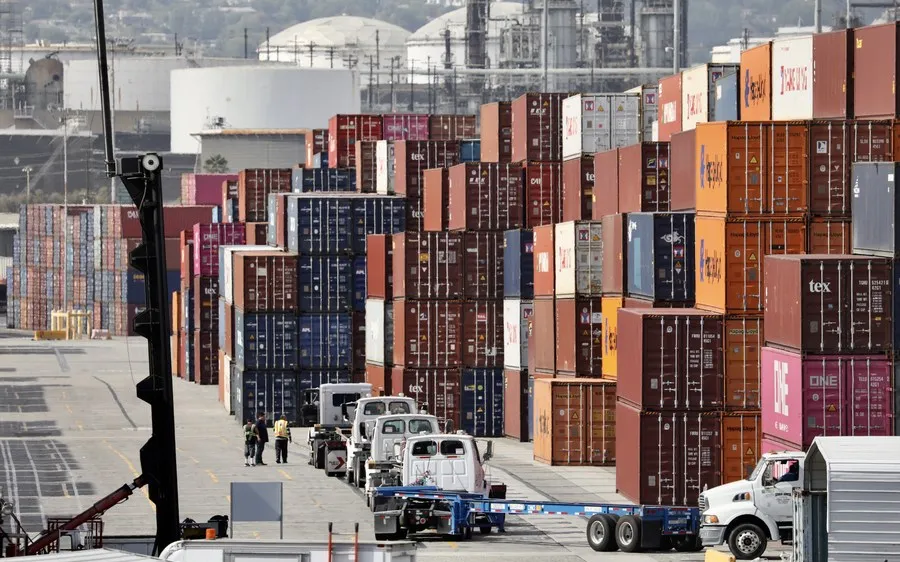 Cảng hàng hoá Los Angeles tại Mỹ. Ảnh: XINHUA 