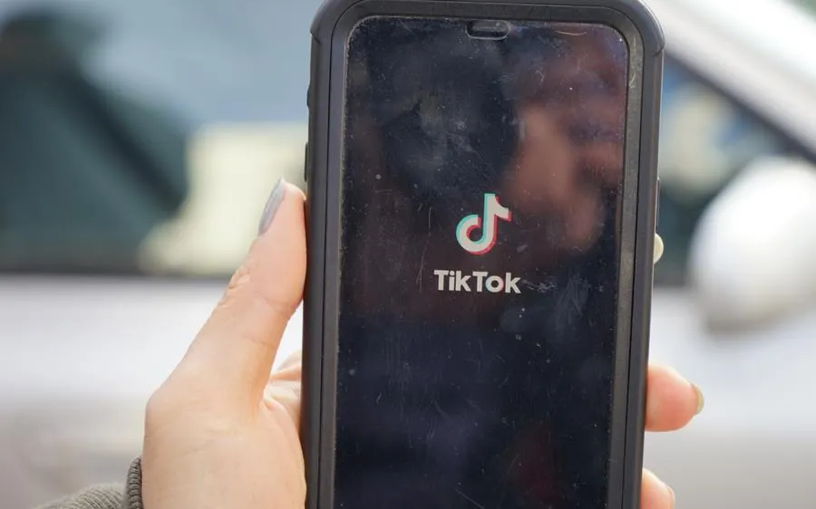 Người dùng mở ứng dụng TikTok. Ảnh: XINHUA