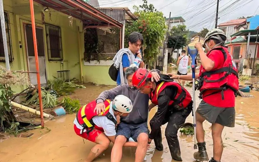 Cứu hộ nạn nhân ở Cebu, Philippines. Ảnh: XINHUA