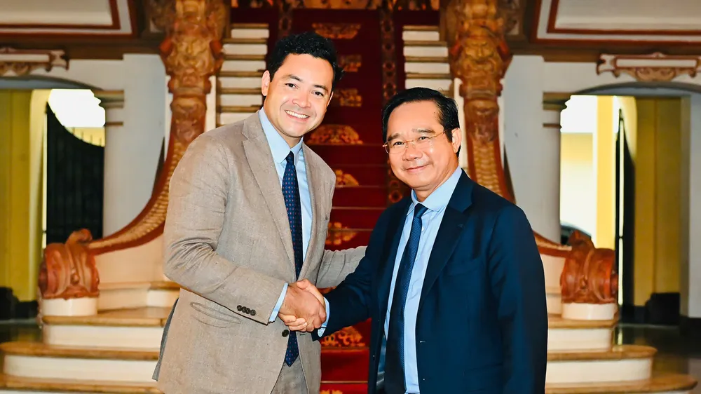 Chủ tịch UBND TPHCM Nguyễn Văn Được và Tổng lãnh sự Pháp tại TPHCM Etienne Ranaivoson. Ảnh: VIỆT DŨNG 
