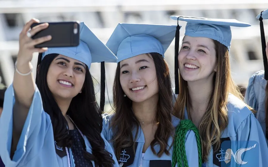 Sinh viên tốt nghiệp tại Đại học Columbia ở New York. Ảnh: XINHUA 