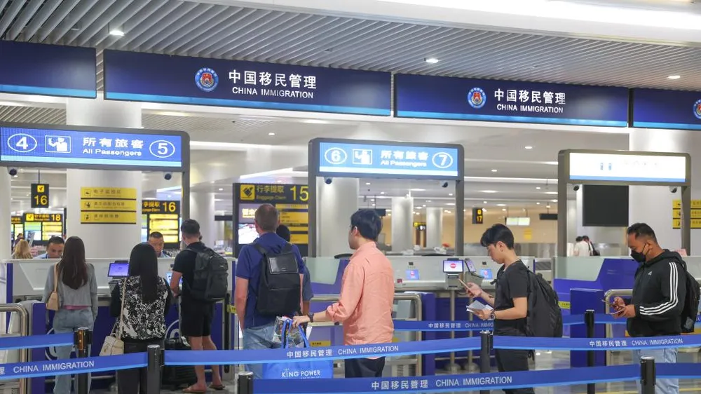 Hành khách tại khu vực kiểm tra hải quan ở sân bay Phố Đông, Trung Quốc. Ảnh: XINHUA 