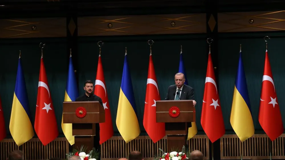 Tổng thống Volodymyr Zelensky và Tổng thống Recep Tayyip Erdogan tại buổi họp báo ở Ankara, ngày 19-11. Ảnh: XINHUA 