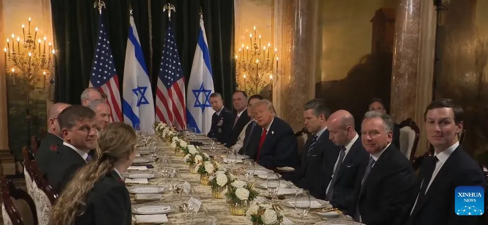 Phái đoàn của Thủ tướng Benjamin Netanyahu gặp Tổng thống Donald Trump ngày 29-12. Ảnh: XINHUA 