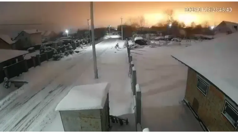 Hình ảnh từ camera giám sát (CCTV) ghi lại các vật thể phát sáng rơi xuống vùng Lviv. Ảnh: RUSSIA TODAY 