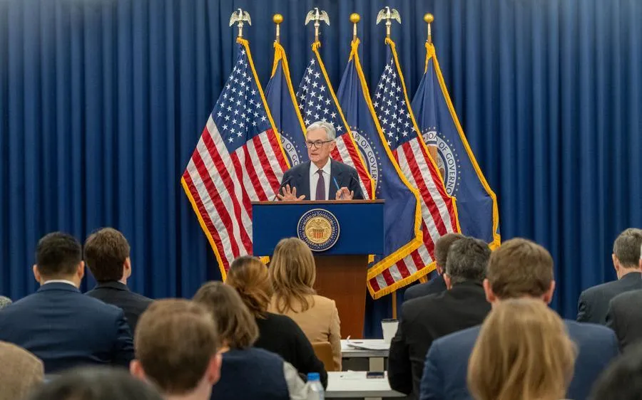 Chủ tịch FED Jerome Powell thông báo quyết định giữ nguyên lãi suất trong cuộc họp báo ngày 28-1 (giờ địa phương). Ảnh: XINHUA