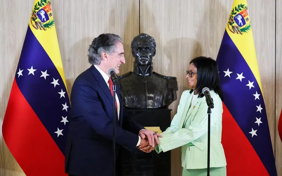 Tổng thống lâm thời Delcy Rodriguez tiếp Bộ trưởng Nội vụ Mỹ Doug Burgum. Ảnh: XINHUA/PRESIDENCIA DE VENEZUELA 
