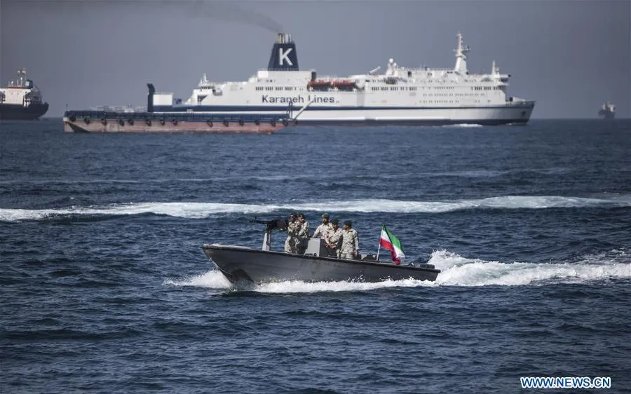Hải quân Iran tuần tra trên eo biển Hormuz. Ảnh: XINHUA 