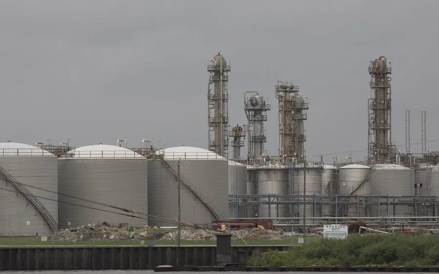 Nhà máy lọc dầu tại La Porte, Texas, Mỹ. Ảnh: XINHUA 