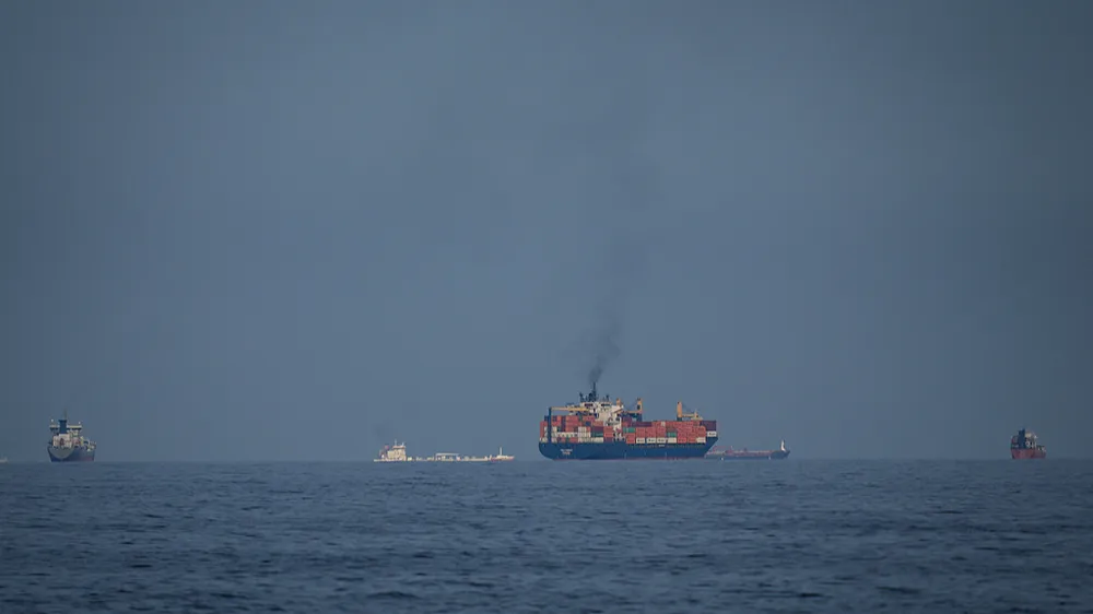 Tàu chở dầu qua eo biển Hormuz vào ngày 11-3-2026. Ảnh: VCG