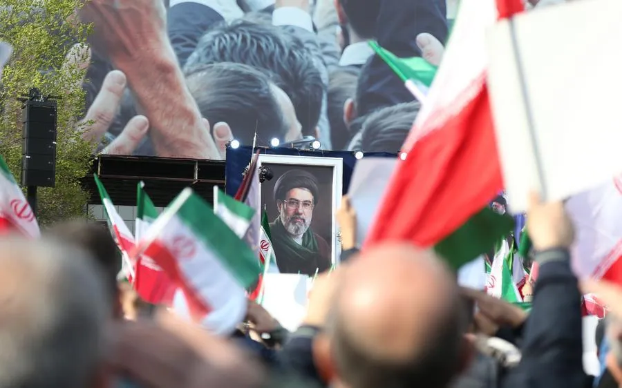 Người dân Iran bày tỏ sự ủng hộ lãnh tụ tối cao Mojtaba Khamenei tại Tehran. Ảnh: XINHUA