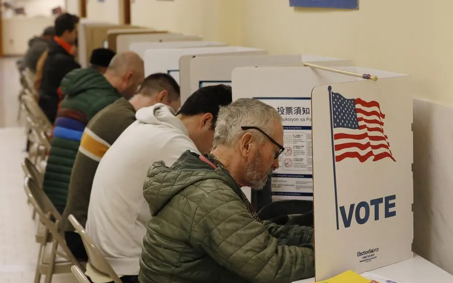 Người dân tại San Francisco, bang California tham gia bỏ phiếu bầu Tổng thống Mỹ năm 2024. Ảnh: XINHUA 
