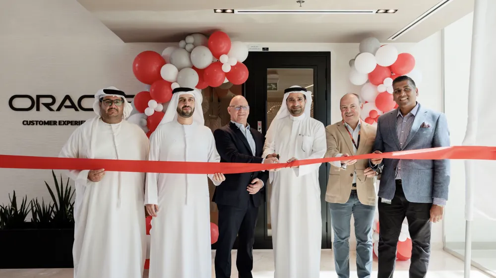 Giới chức Dubai tham dự lễ khai trương trung tâm trải nghiệm khách hàng công nghệ cao của Oracle tại Dubai vào năm 2025. Ảnh: GOVERMENT OF DUBAI MEDIA 