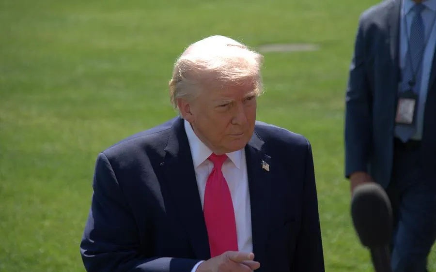 Tổng thống Donald Trump trả lời phóng viên tại Nhà Trắng. Ảnh: XINHUA 