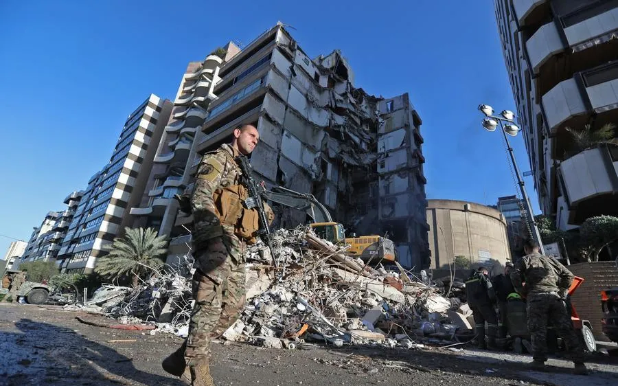 Một toà nhà ở Beirut, Lebanon, hư hại sau đợt không kích của Israel. Ảnh: XINHUA 