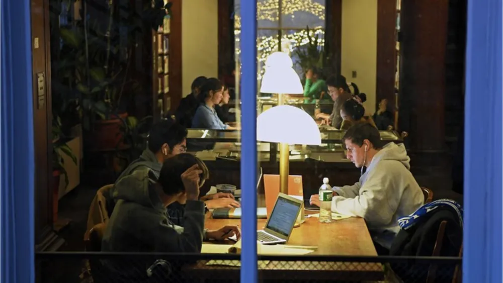 Sinh viên học tập tại thư viện Đại học Colombia, Mỹ. Ảnh: XINHUA 