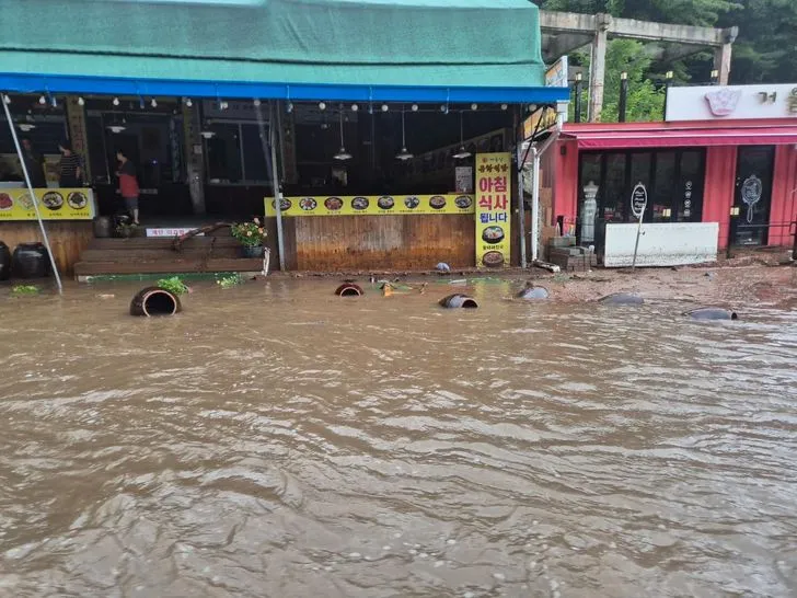 Các cửa hàng tại thành phố Gongju, tỉnh Nam Chungcheong, ngập trong nước lũ. Ảnh: YONHAP