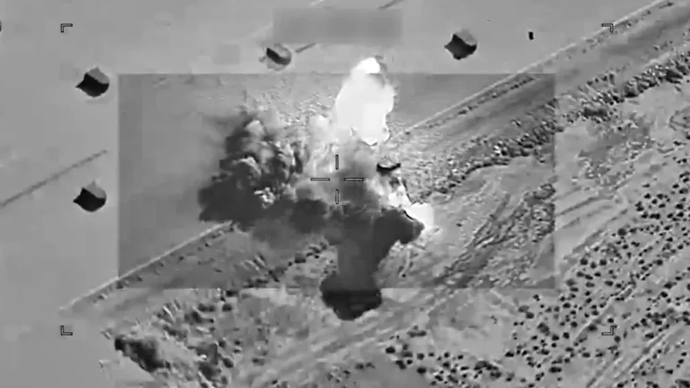Hình ảnh từ video của Bộ Tư lệnh Trung tâm Mỹ (CENTCOM) ghi lại các đợt không kích của Mỹ tại Iran. Ảnh: X/@CENTCOM)