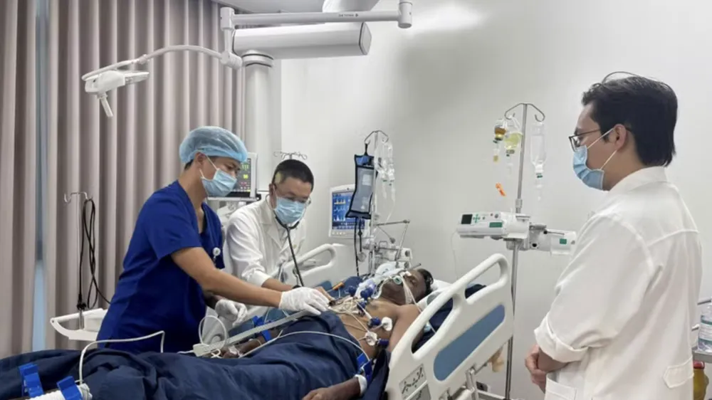 Lãnh đạo đặc khu Phú Quốc thăm hỏi nạn nhân đang chăm sóc, điều trị tại bệnh viện trên đảo Phú Quốc. Ảnh: TTXVN 