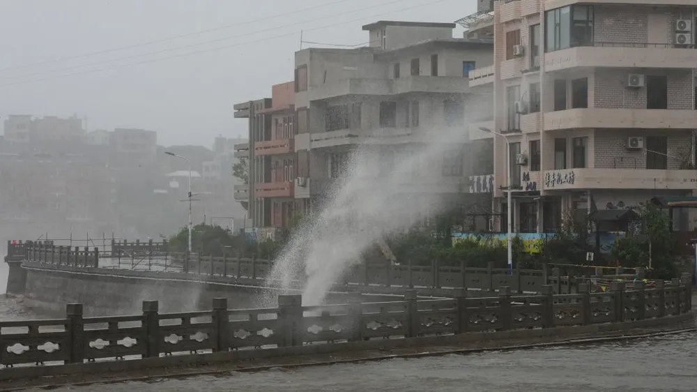 Bão Dolphin đổ bộ vào tỉnh Chiết Giang. Ảnh: XINHUA