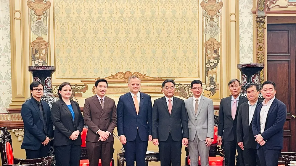 Phó Chủ tịch Thường trực UBND TPHCM Nguyễn Lộc Hà và Đại sứ Slovenia tại Trung Quốc, kiêm nhiệm Việt Nam Boštjan Malovrh,chụp hình lưu niệm cùng các đại biểu. Ảnh: PHƯƠNG NAM 
