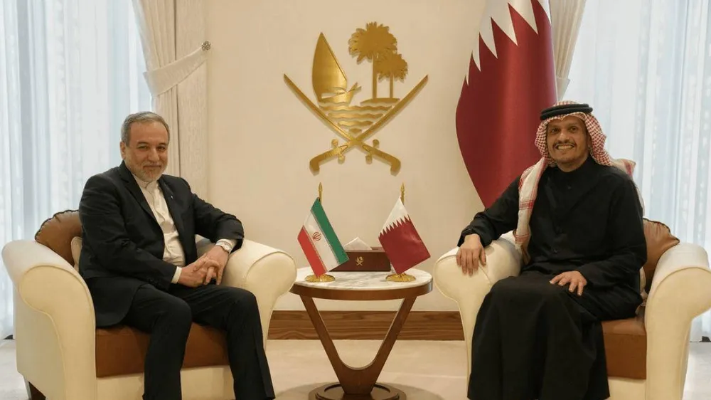 Ngoại trưởng Iran Abbas Araghchi gặp Thủ tướng kiêm Bộ trưởng Ngoại giao của Nhà nước Qatar Sheikh Mohammed bin Abdulrahman Al Thani, tại Qatar vào tháng 2-2026. Ảnh: WANA