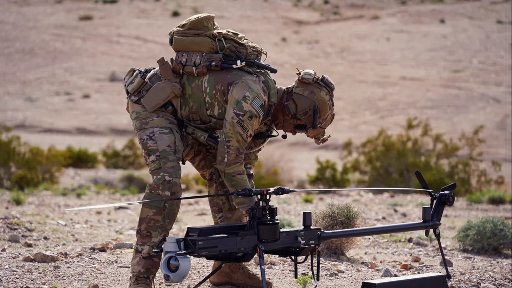 Binh sĩ Mỹ thử nghiệm drone của Anduril Industries. Ảnh: STAFF SGT.LASHIC PATTERSON/US ARMY