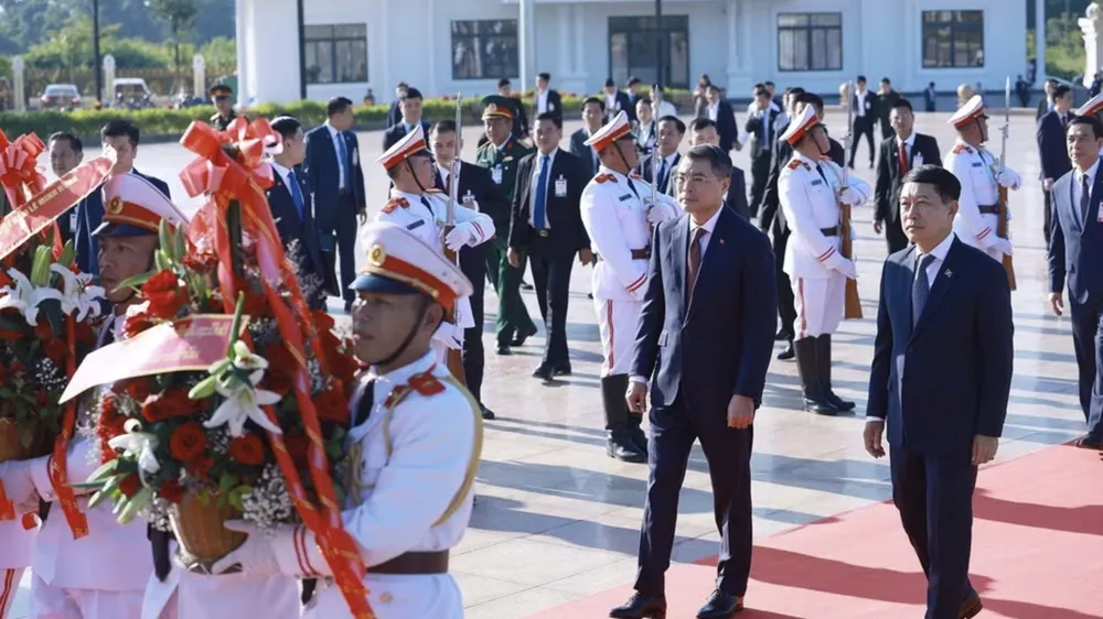 Thủ tướng Lê Minh Hưng và Thủ tướng Lào dâng hoa tưởng niệm các vị lãnh tụ hai nước