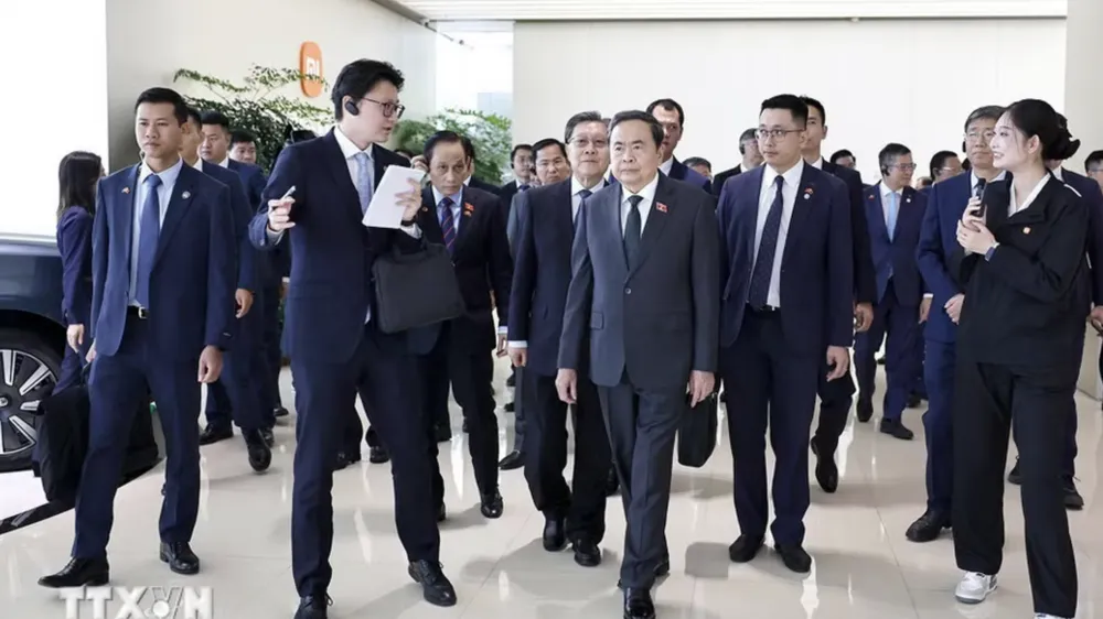 Chủ tịch Quốc hội Trần Thanh Mẫn thăm Siêu nhà máy xe điện Xiaomi tại Khu kinh tế Diệc Trang. Ảnh: TTXVN