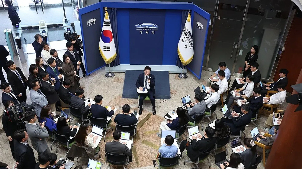 Phóng viên hãng Yonhap tác nghiệp cùng với các đồng nghiệp tại buổi họp báo của Tổng thống Lee Jae -Myung ở Phủ Tổng thống tại Seoul. Ảnh: YONHAP 