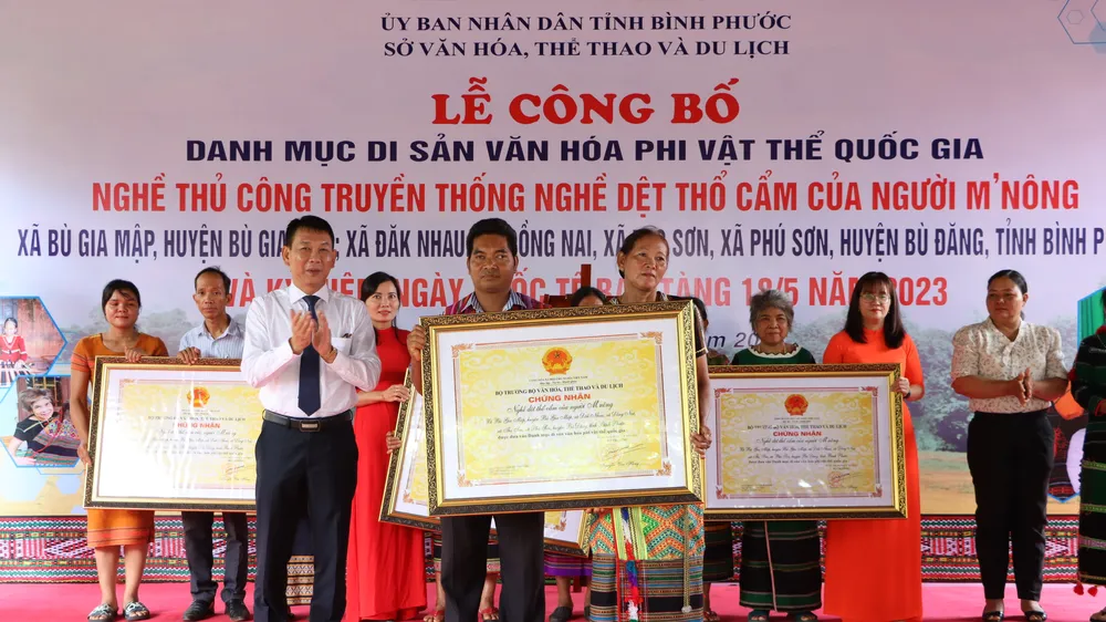 Nghề thủ công dệt thổ cẩm của người M'nông là Di sản văn hóa phi vật thể quốc gia