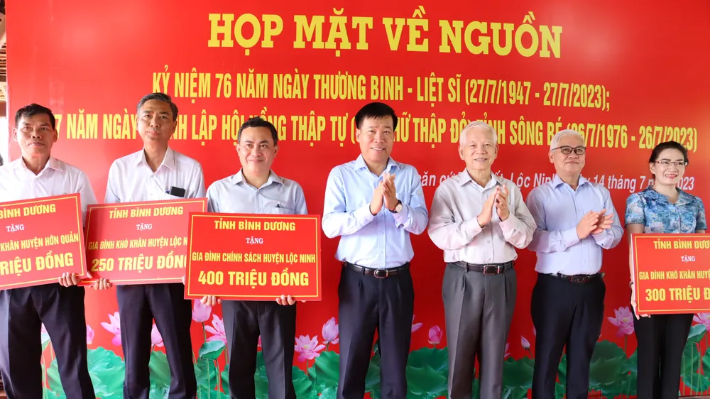 Bình Dương tặng 2.100 phần quà cho gia đình chính sách và hộ khó khăn ở Bình Phước 
