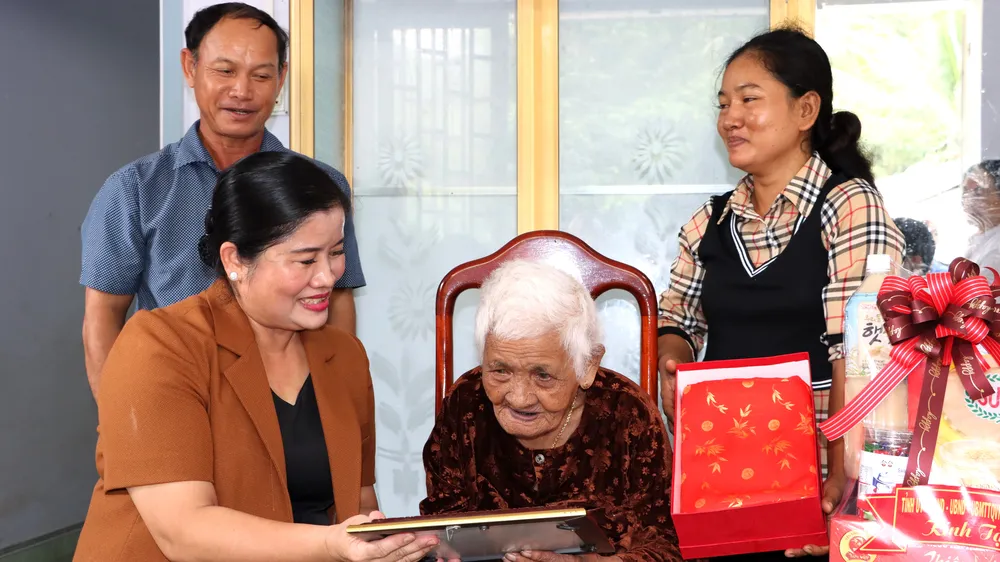 Chủ tịch UBND tỉnh Bình Phước thăm, tặng quà người cao tuổi