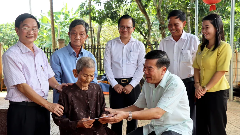 Lãnh đạo tỉnh Bình Phước thăm, tặng quà đối tượng chính sách tại huyện Bù Gia Mập