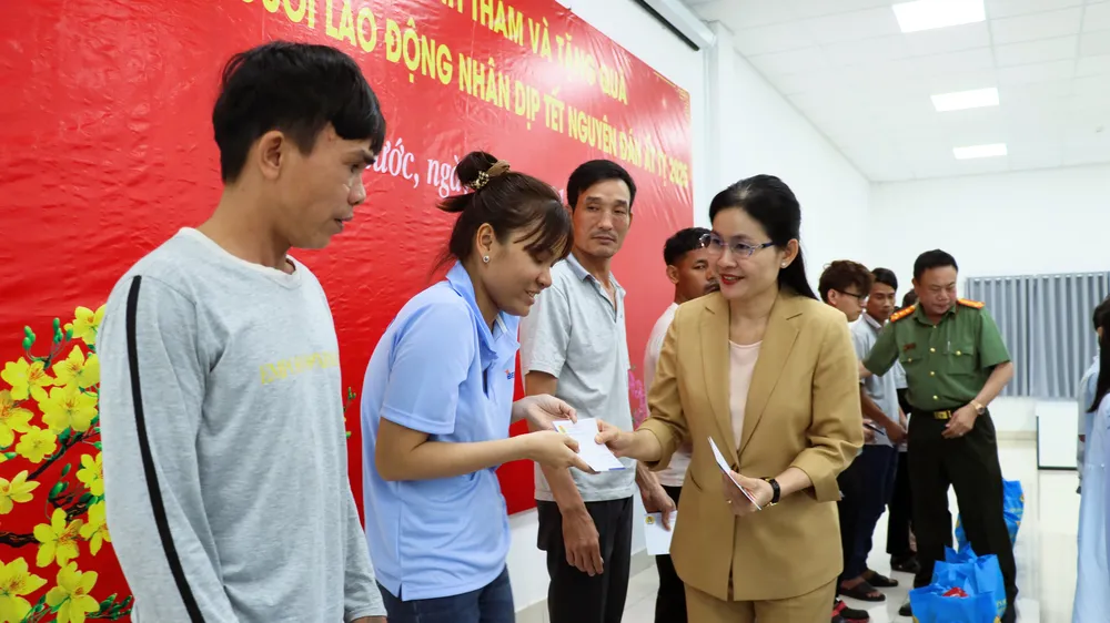 Bí thư Tỉnh ủy Bình Phước thăm, tặng quà Tết cho 200 đoàn viên, người lao động khó khăn