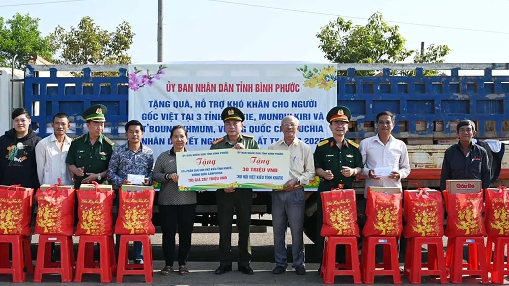 Lãnh đạo tỉnh Bình Phước tặng 1.120 phần quà cho kiều bào tại Campuchia