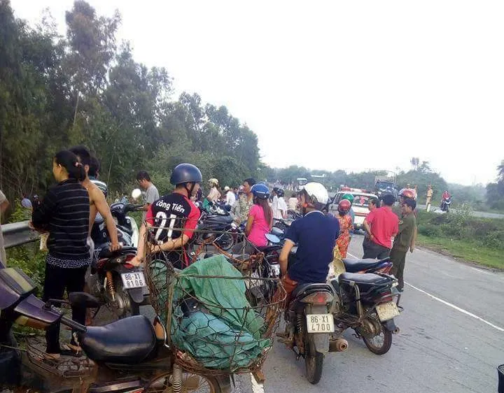 Rất đông người dân đến hiện trường theo dõi vụ việc.