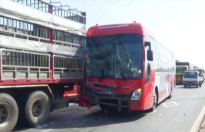 Xe giường nằm tông đuôi xe tải, 30 hành khách hoảng loạn