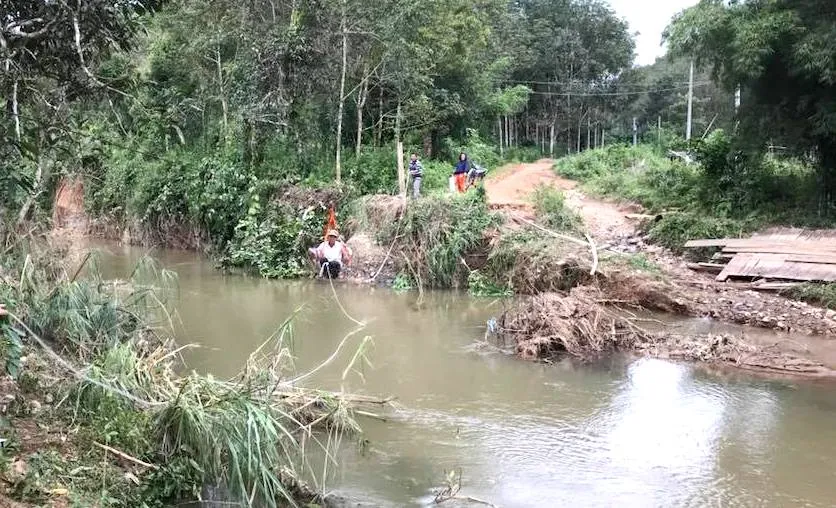 Người dân phải đu dây qua suối.
