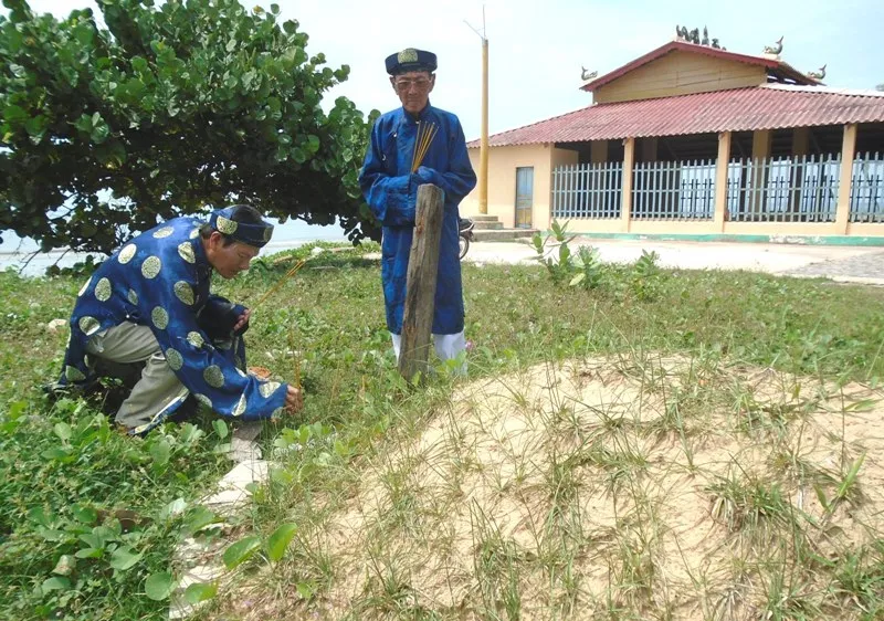 Ngư dân khấn vái mộ cá Ông