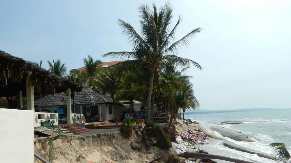 Cảnh tượng tan hoang tại các resort do bị biển xâm thực.
