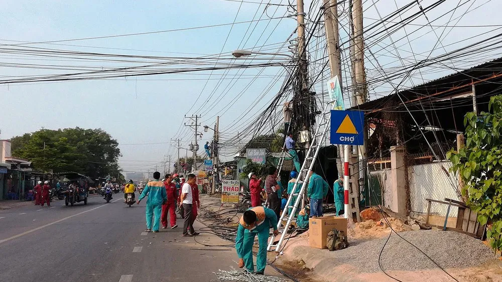 Hai trụ điện bị cháy, nổ nghiêm trọng.